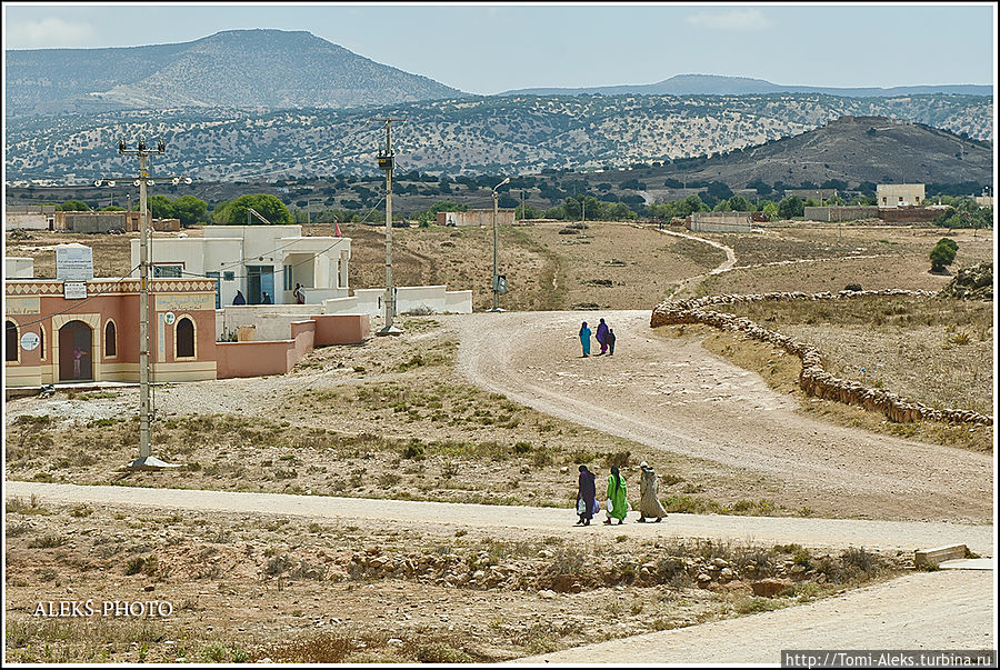 Идущие по дорогам местные жители. Женщины всегда ходят стайками...
*