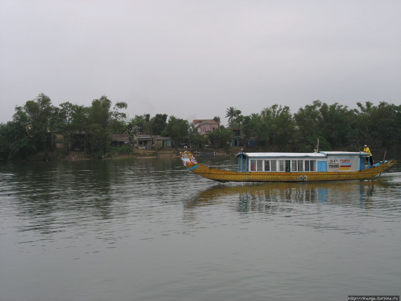 Хюэ. Кораблики на Ароматной реке Хюэ, Вьетнам