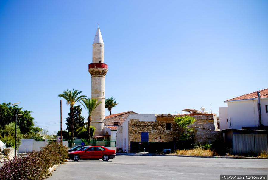 Приехали мы в него во второй половине дня, как раз во время, послеобеденной сиесты. Припарковались возле одной из многочисленных мечетей, высокий минарет которой, послужит хорошим ориентиром, в случае поиска оставленной машины. И первым делом, отправились в порт. Лимассол, Кипр