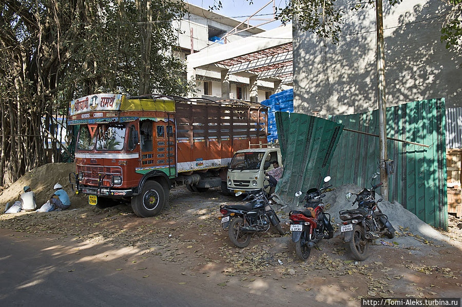 Поэтому, если вы хотите увидеть настоящую Индию, — вам немного не сюда. Садитесь на любой доступный вид транспорта и езжайте вглубь этой огромной страны. Что мы, собственно, с успехом осуществили. А Гоа — это прелюдия, увертюра, подготовительный адаптационный этап — чтобы крышу сразу не снесло от настоящей Индии...
*