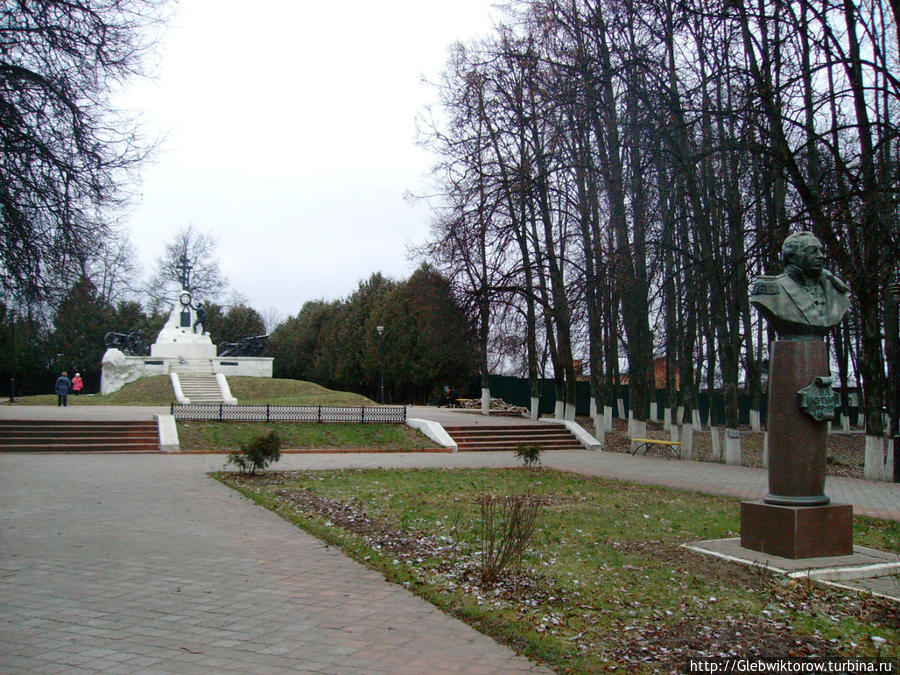 Лета малоярославец. Малоярославец парк 1812. Малоярославец городской парк. Малоярославец парк 1812 с фонтаном. Александровский парк Малоярославец фигурки.