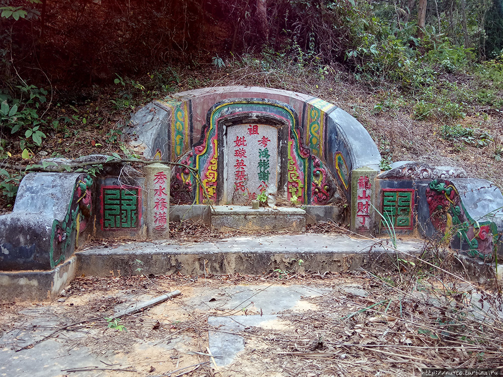 Старая могила на деревенском кладбище Провинция Гуандун, Китай