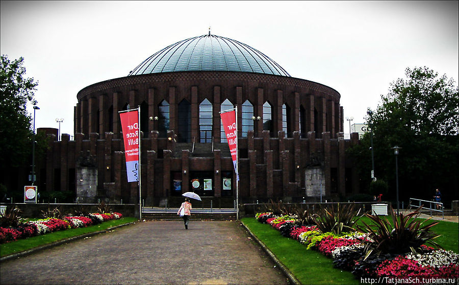 Тонхалле – Зал звуков – концертный зал Дюссельдорфа, бывший планетарий, архитектурное сооружение стиля кирпичный экспрессионизм, построено в 1926 году.