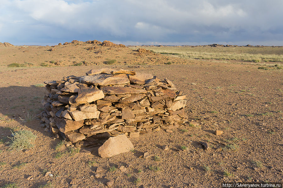 Необычное захоронение на поверхности Южно-Гобийский аймак, Монголия