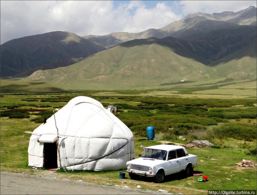У всех кочевников — машины, большие и маленькие Чуйская область, Киргизия