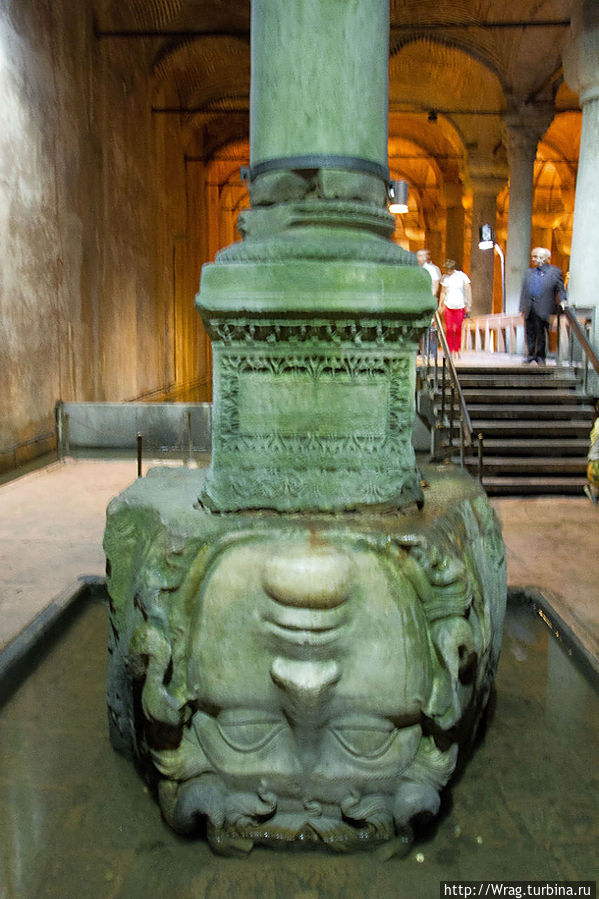 Большая часть колонн взята из античных храмов, поэтому они отличаются друг от друга сортом мрамора и видом обработки, часть из них состоит из одной, другие из двух деталей, у двух колонн в основании головы Медузы Горгоны (одна из них расположена вниз головой, другая повернута на бок, предположительно для того, чтобы никто не боялся окаменеть, взглянув в глаза этого чудовища).