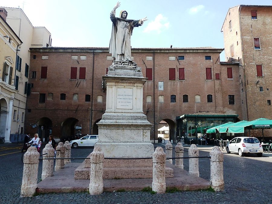 Памятник Джироламо Савонароле Феррара, Италия