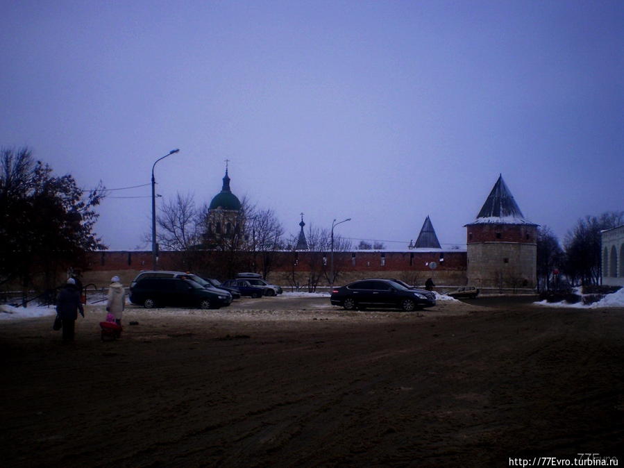 Красивая центральная площадь и вид на кремль. Сразу гостеприимно встречает гостей и жителей города. Зарайск, Россия