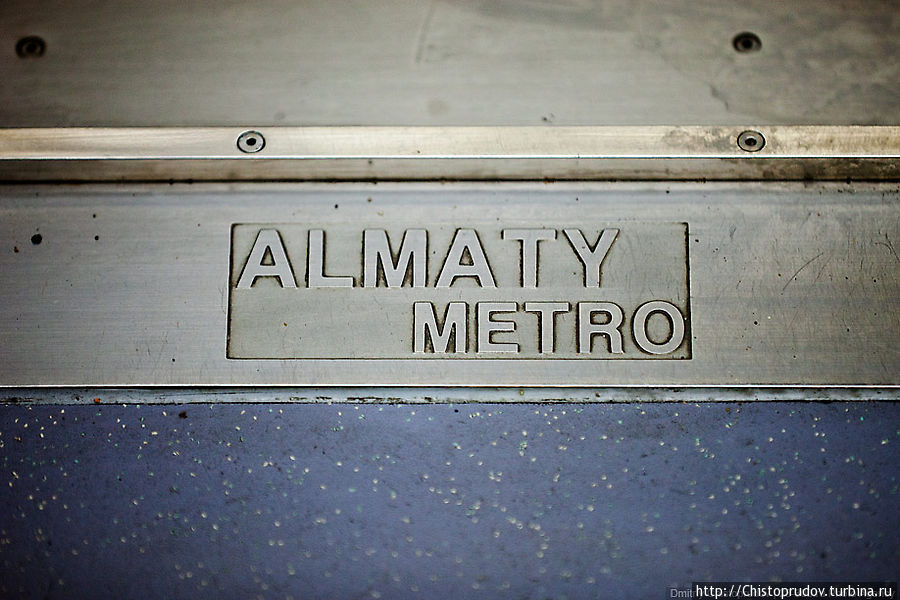 Подвижной состав разработан специально для алматинского метро, вот только в чем его особенность, я не понял.