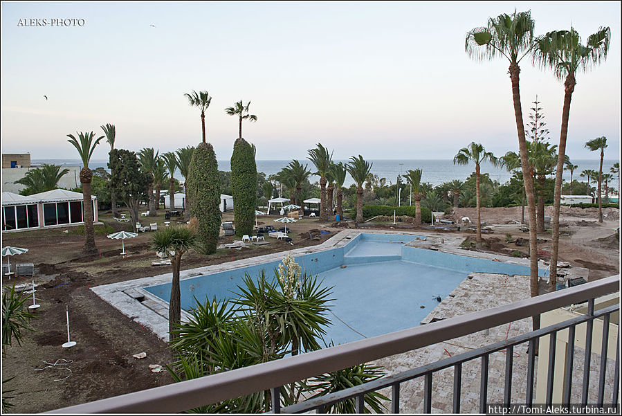 А вот и вид с балкона нашего отеля Мархаба. Если поедете в Марокко и хотите сэкономить — запомните это название. Мне кажется, отель, даже когда здесь сделают бассейн, все равно будет недорогим...
* Агадир, Марокко