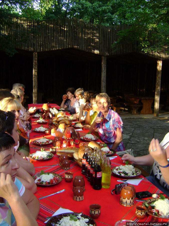Хлебосольные хозяева поставили угощение на столы, где были постелены традиционные болгарские красные скатерти Каварна, Болгария