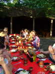 Хлебосольные хозяева поставили угощение на столы, где были постелены традиционные болгарские красные скатерти