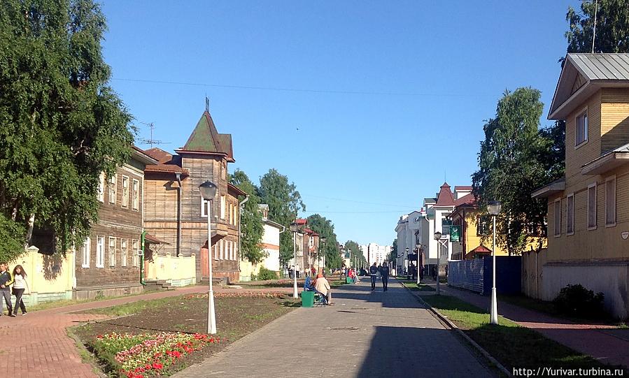 Архангельская улочка Чумбарова-Лучинского. Даже в полдень здесь длинные тени от солнца. Архангельск, Россия