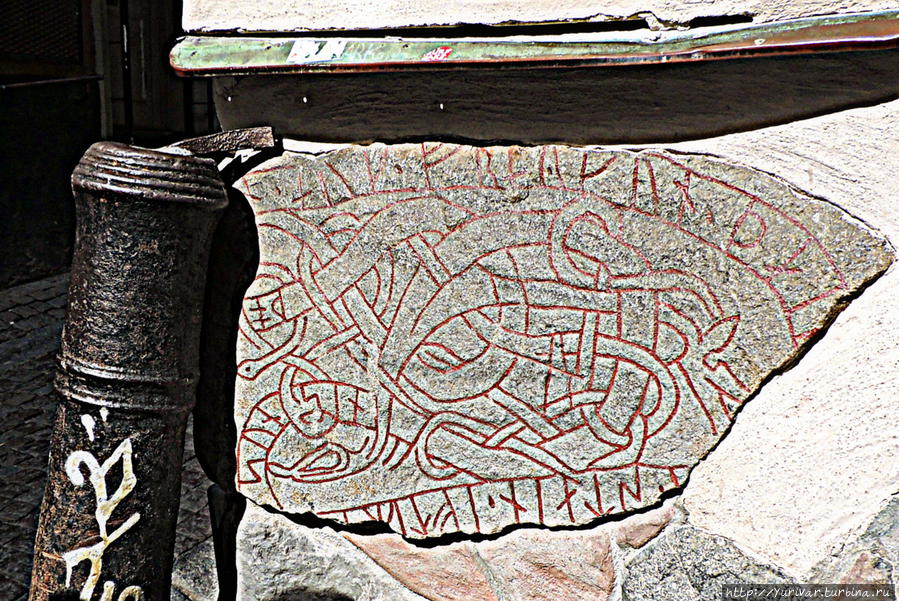 Таких камней с руническими надписями, сделанными еще древними викингами, очень много в кладке старых домов Стокгольм, Швеция