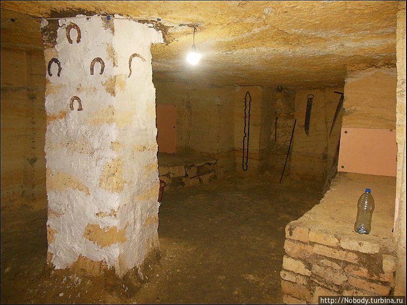 Заходим мы не через общепринятый вход (там слишком намусорено), а через погреб знакомого нашего проводника.