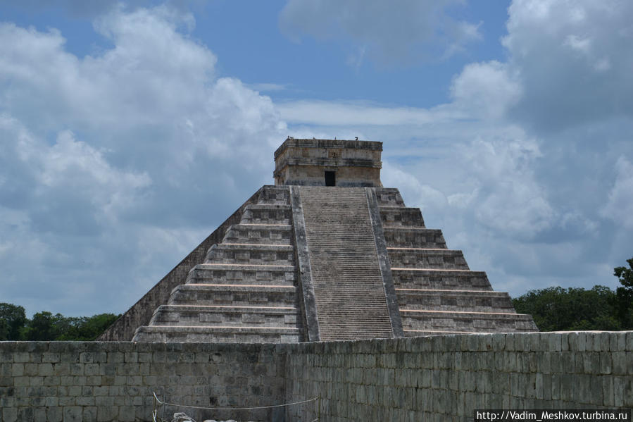 Пирами́да Кукулька́на (исп. Pirámide de Kukulkán, Templo de Kukulkán, «El Castillo») — храмовое сооружение, уцелевшее среди руин древнего города майя Чичен-Ица на полуострове Юкатан в Мексике. Кукулькан у майя являлся аналогом бога Кетцалькоатля. Чичен-Ица город майя, Мексика