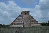 Пирами́да Кукулька́на (исп. Pirámide de Kukulkán, Templo de Kukulkán, «El Castillo») — храмовое сооружение, уцелевшее среди руин древнего города майя Чичен-Ица на полуострове Юкатан в Мексике. Кукулькан у майя являлся аналогом бога Кетцалькоатля.
