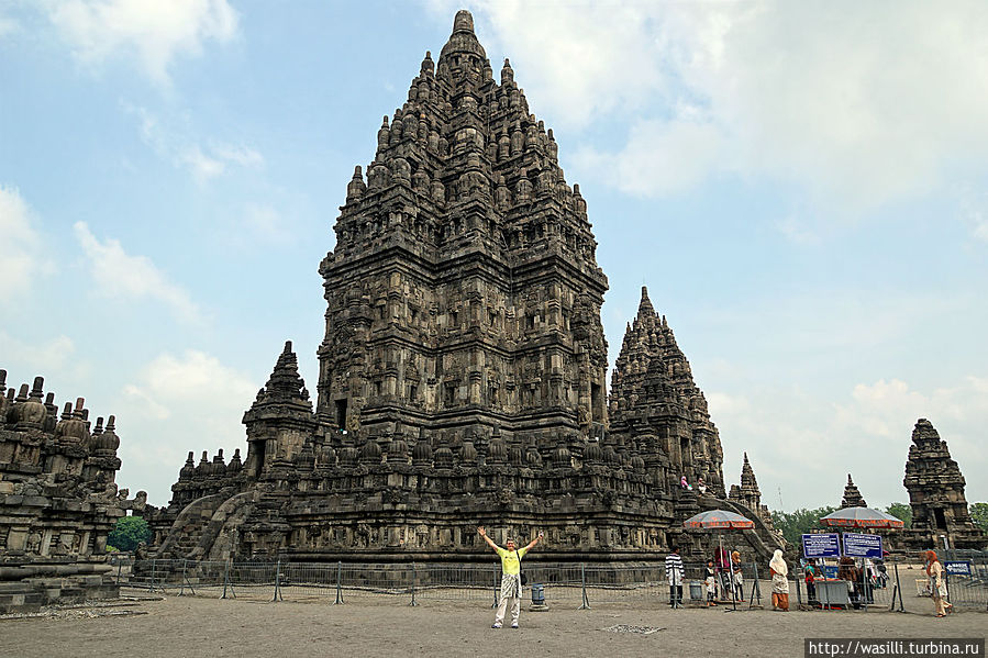 Храм Лоро Джонгранг посвящён богу Шиве. Он самый большой! 
Наибольшей популярностью среди туристов пользуется грандиозный 47-метровый храм Лоро Джонгранг — крупнейший в Индонезии, посвящённый богу Шиве. Ява, Индонезия