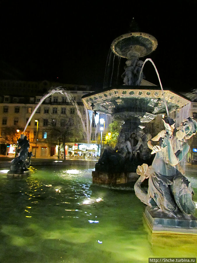 Площадь Россио в ночных огнях Лиссабон, Португалия