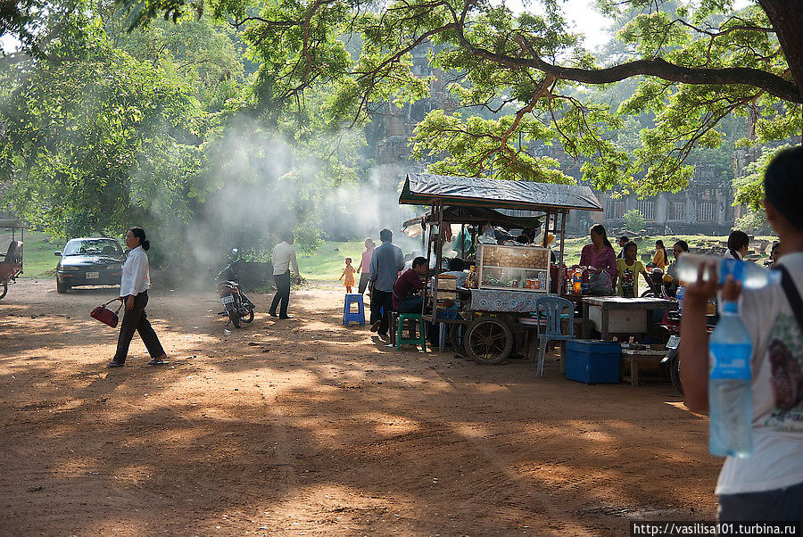 Стоянка транспорта недалеко от храма Байон