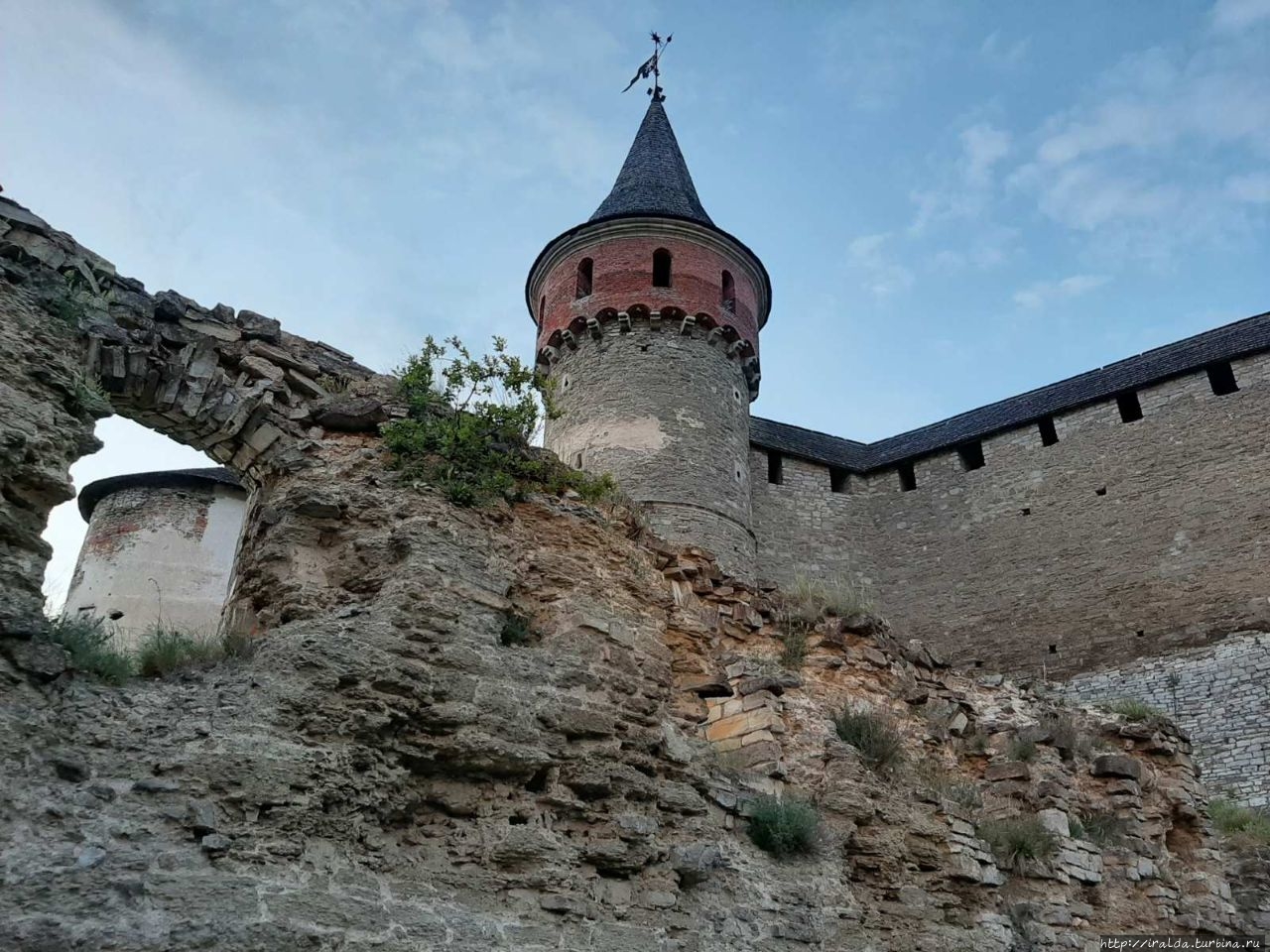 Старая крепость каменец подольский. Каменец-подольский фортеця. Каменец-подольский фортеця. Крепость каменца. Каменец-подольский фортеця.