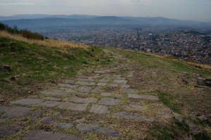 Древняя   дорога.   По  ней   поднимались  из  Нижнего  города   в   Акрополь.