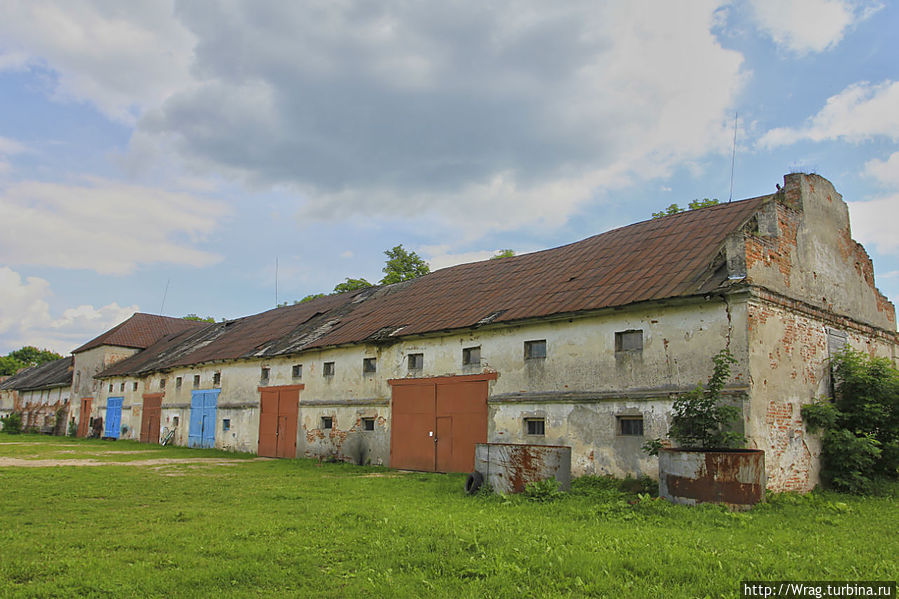 С внешней стороны монастырь представляет собой уже другой вид, явно адаптированный под нужды какой-то техники.