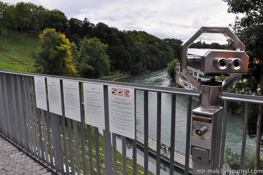 Для желающих рассмотреть медведей поближе, установлен специальный бинокль. Берн, Швейцария
