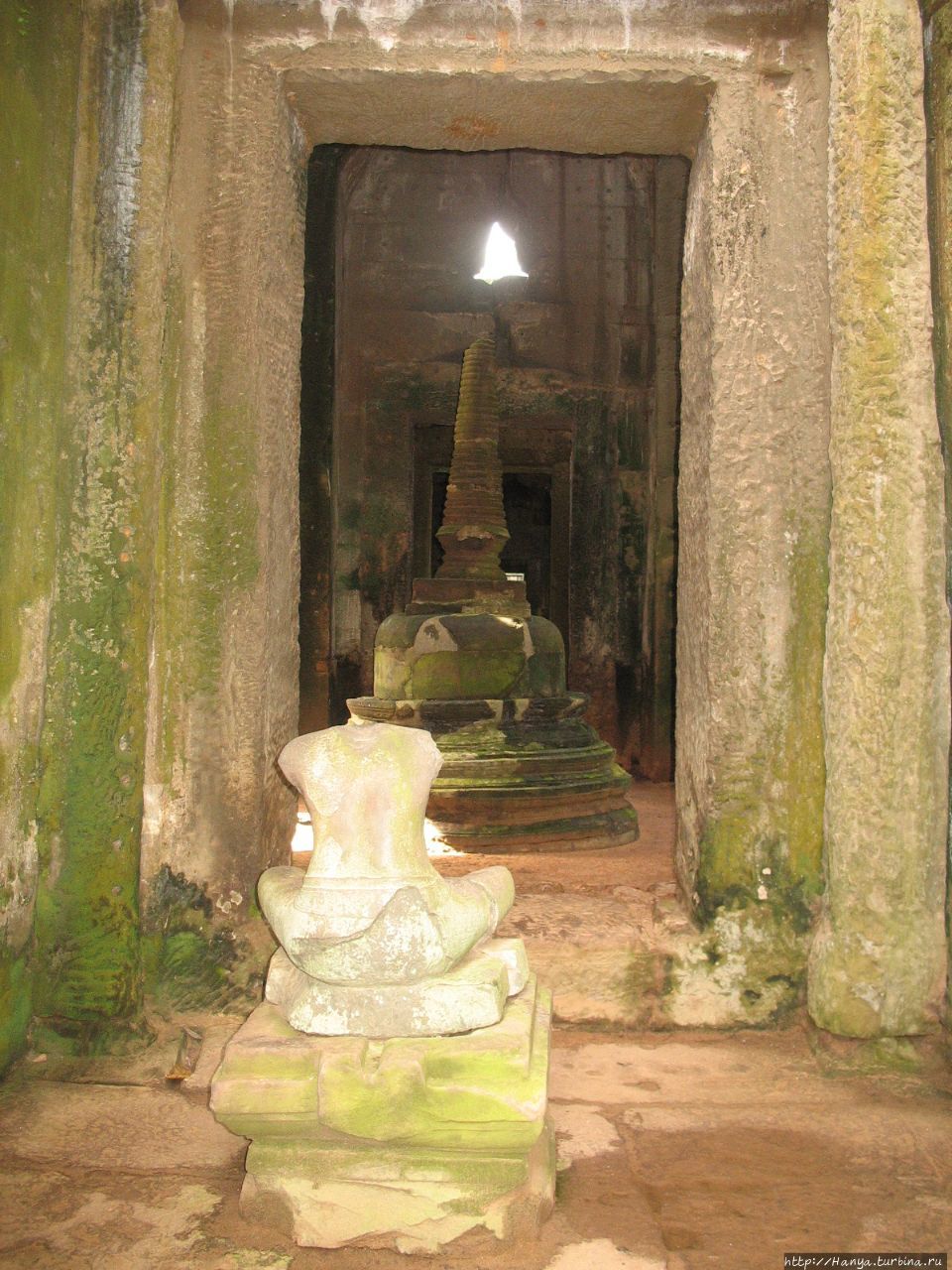 Ступа в центре главного святилища храма Пре-Кхан