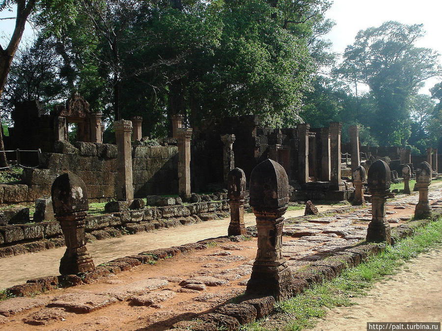 Внешние линии квадратных столбов, украшенных великолепными пилястрами — это руины галереи. Почти в середине с двух сторон входы-гопуры, ведущие к руинам зданий, называемых либо библиотеками, либо по другим источникам просто вспомогательными помещениями) Ангкор (столица государства кхмеров), Камбоджа