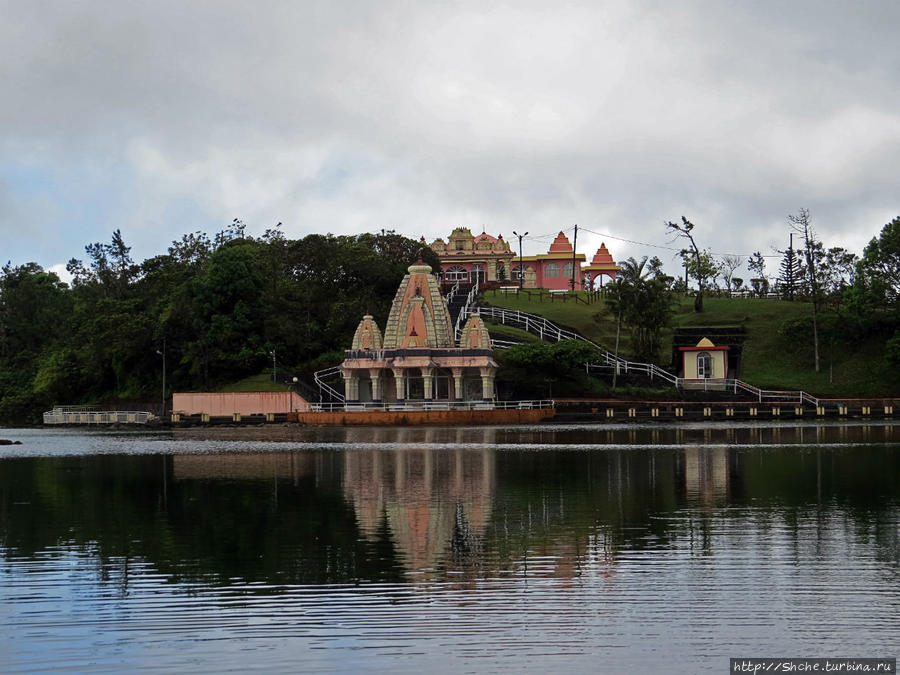 Храм Шивы на священном кратерном озере Ганга Талао