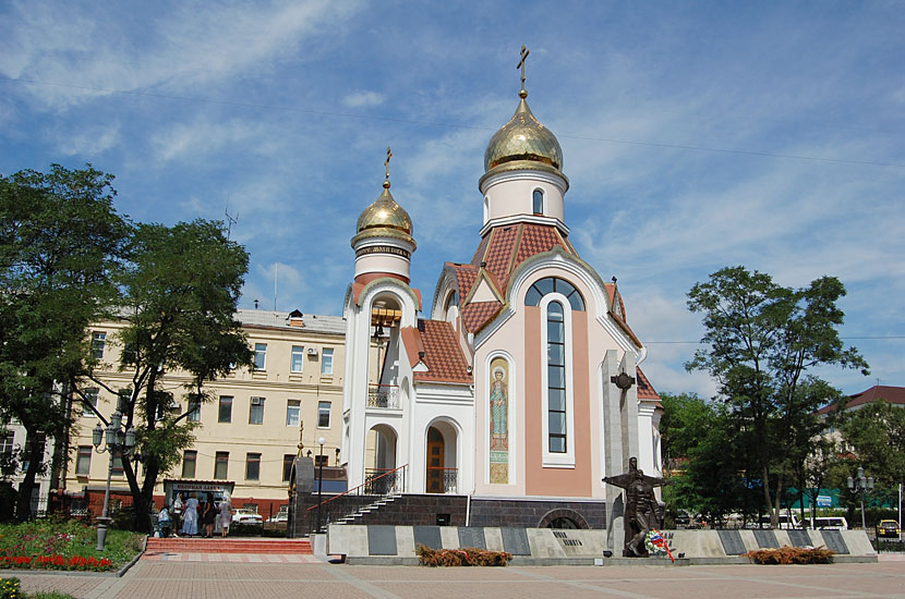 Церковь Св. Игоря и памятник погибшим в горячих точках Владивосток, Россия