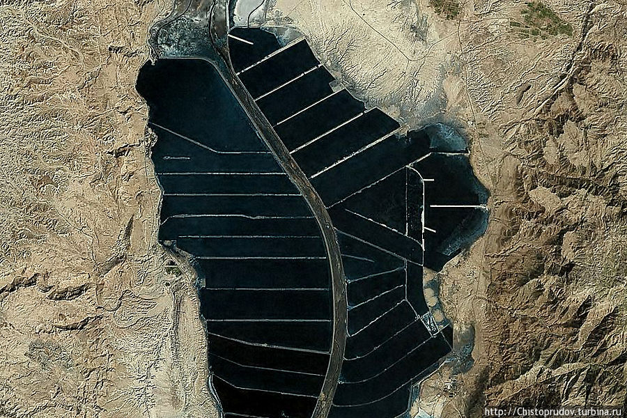 Вот так выглядит южная часть моря со спутника. Карта http://www.bing.com/maps/ Мертвое море, Израиль