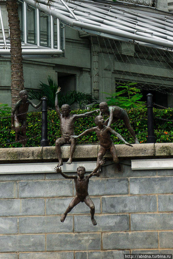 Скульптура, изображающая прыгающих в воду детей Сингапур (город-государство)