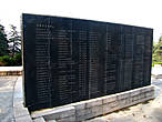 Одна из мемориальных плит со списком советских героев той войны.