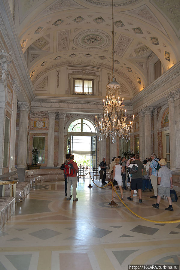 В зале для танцев