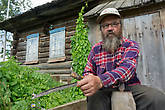 Деревня Ванькова, Василий Сидорович Антипин заправляет косу.