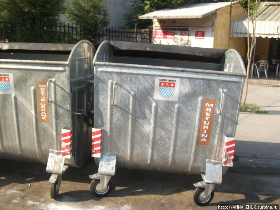Мусорный бак в г. Шкодер. Шкодер, Албания