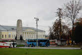 На Соборной площади останавливаются все туристические автобусы. А еще здесь установлен памятник в честь 850-летия Владимира, называемый почему-то в народе Три ленивца