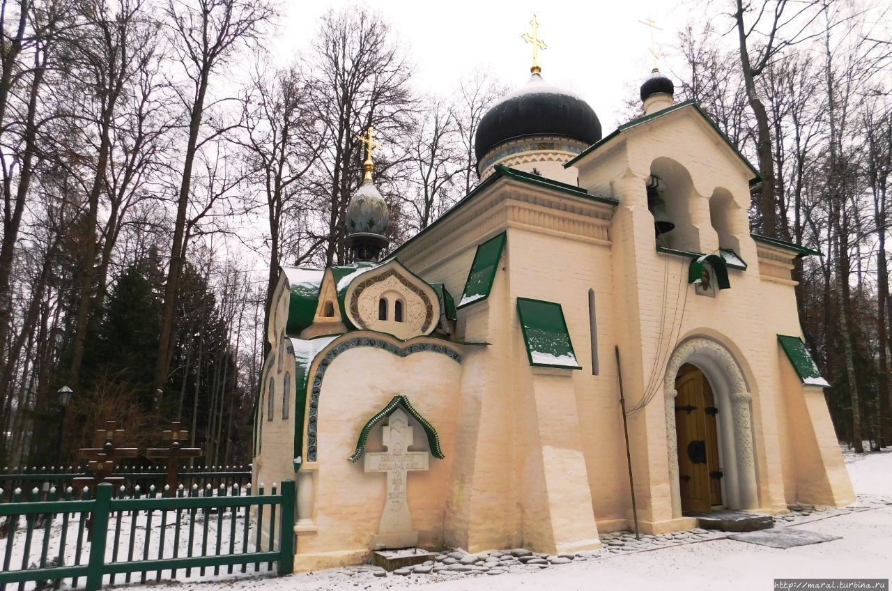 В 1891 году по проекту В.М. Васнецова ризницу храма перестроили в часовню Абрамцево, Россия