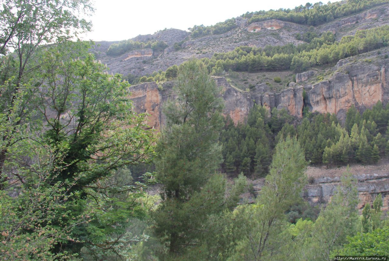 Перед нами открывается дивный природный пейзаж, на скале так называемые Глаза Куэнки. Куэнка, Испания