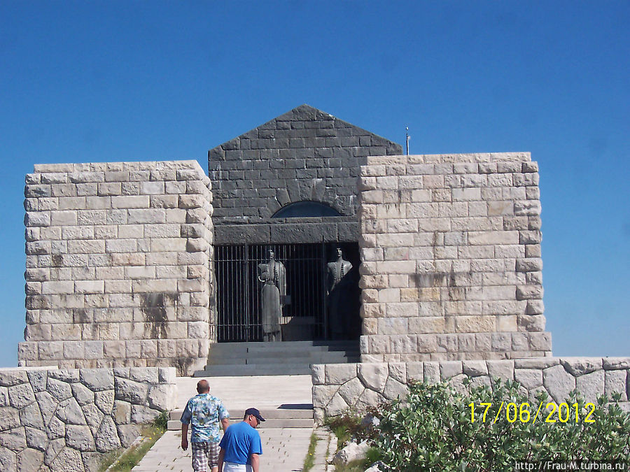 У мавзолея Негуша Котор, Черногория
