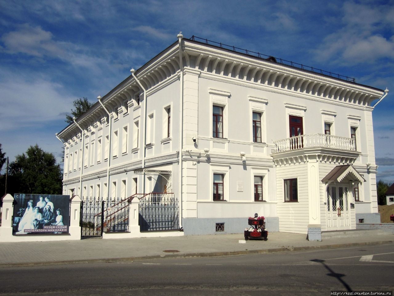 Рядом — резиденция Сибирских губернаторов (конец 18-го века). Здесь проживала царская семья во время ссылки. Ныне здесь музей царской семьи.
