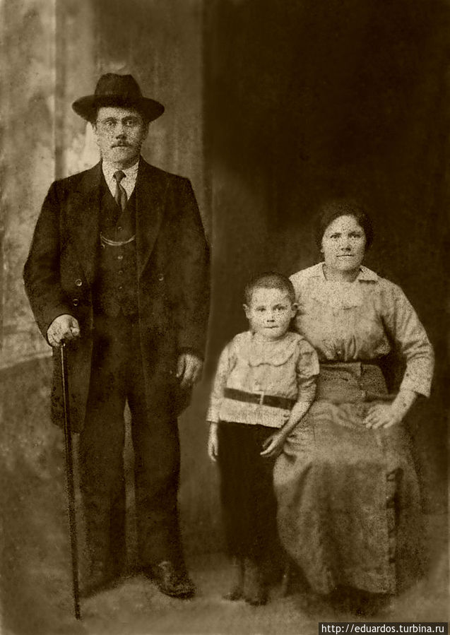 Дед Василий Дмитриевич Назаров со своим родным дядей (крёстным отцом) и его женой.  Исходя из возраста деда, сделана примерно в 1903 году. Санкт-Петербург, Россия