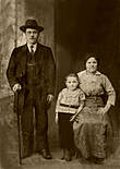 Дед Василий Дмитриевич Назаров со своим родным дядей (крёстным отцом) и его женой.  Исходя из возраста деда, сделана примерно в 1903 году.
