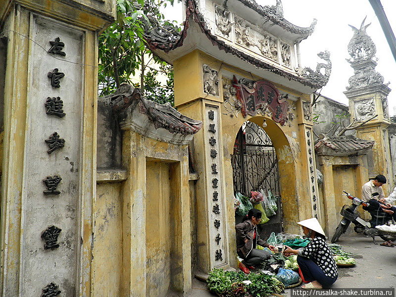 Храм у озера Ханой, Вьетнам