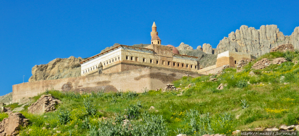 Дворец Исхак-Паши у подножия вулкана Арарат.
