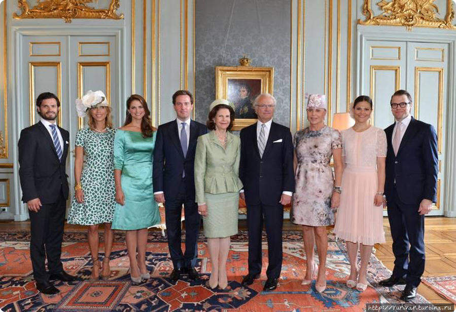 Семья короля: принцесса Мадлен (дочь), король Карл XVI Густав, королева Сильвия, принц Карл Филип (сын), кронпринцесса Виктория (дочь). А все остальные — мужья и жены детей. Стокгольм, Швеция