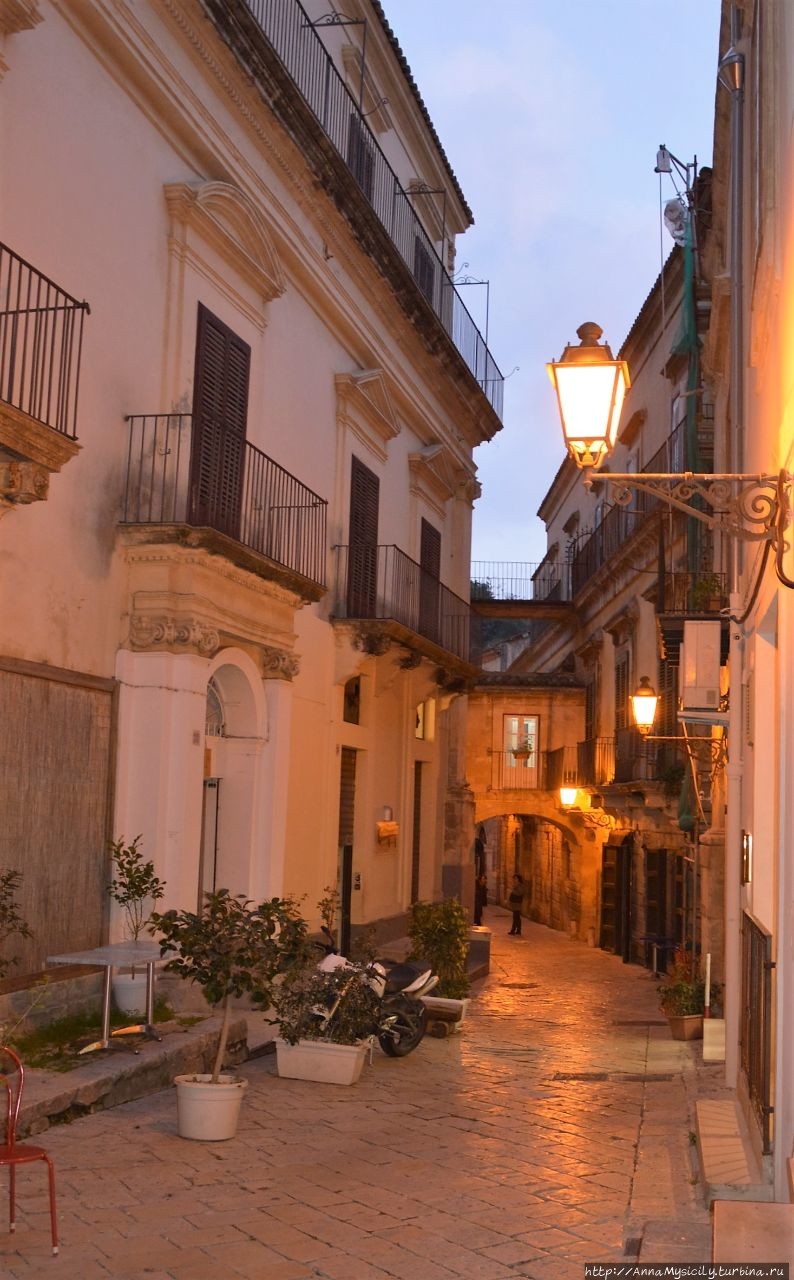 Улочки старого центра Модика, Италия