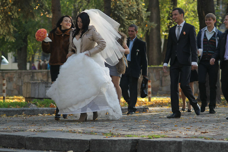День свадеб в парке над рекой Днепр, Украина